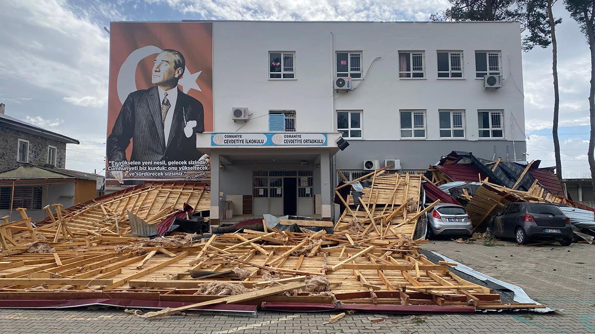 Faciaya ramak kala! Öğrenciler dersteyken okulun çatısı uçtu