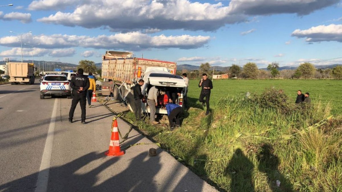 Balıkesir'de minibüs tıra çarptı: 2 ölü, 4 yaralı