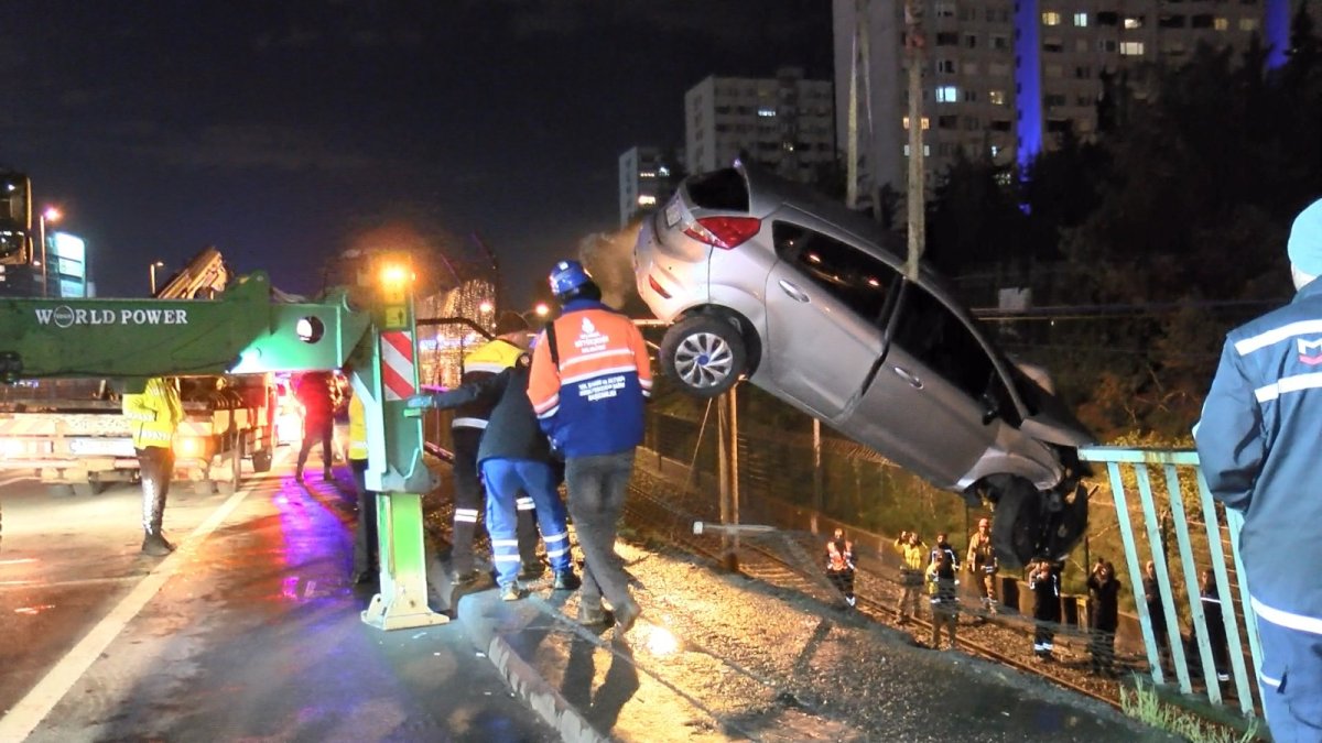 Bakırköy de otomobil metro yoluna uçtu 2 yaralı