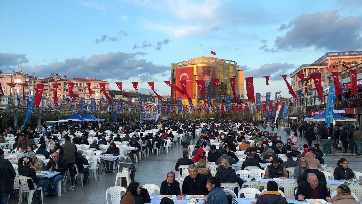 Aydın Büyükşehir Belediyesi kentin birçok noktasına iftar sofraları kurmaya devam ediyor