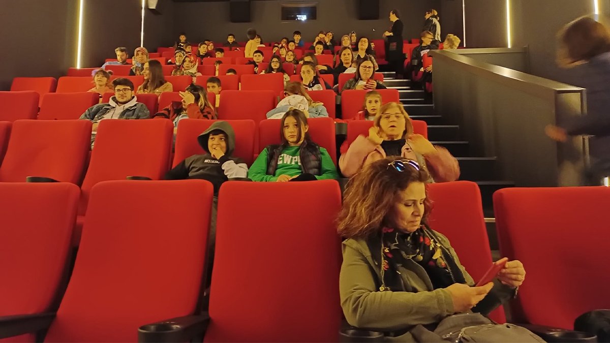 Depremzede çocuklara sinema terapisi