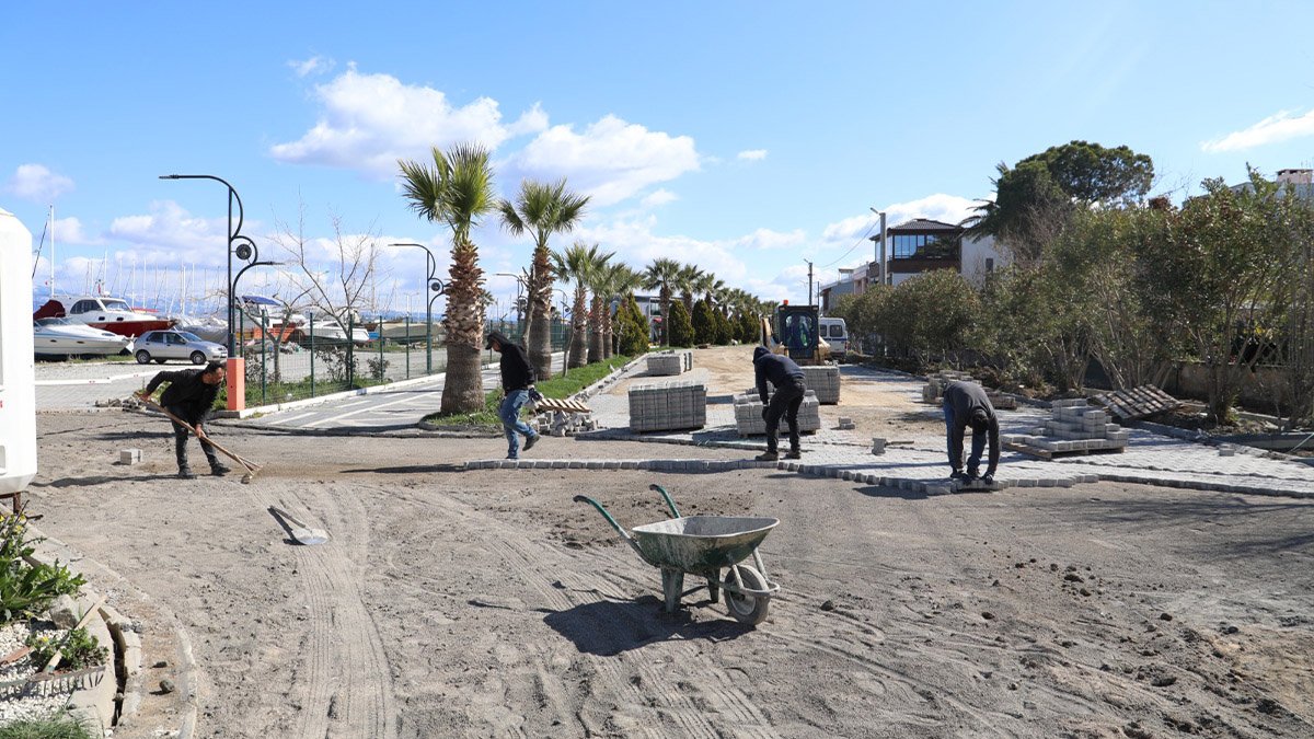 Burhaniye'de yol çalışmalarına devam...