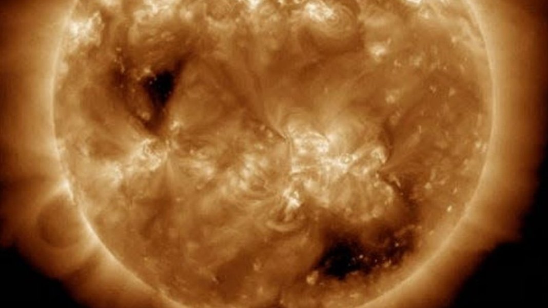 Güneş'te 20 Dünya büyüklüğünde delik: Dünya'ya etkisi cumaya kadar devam edecek