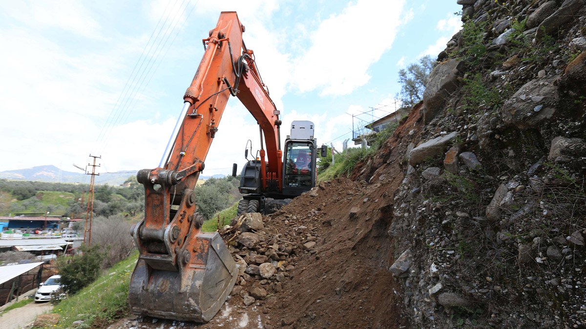 Efeler'den heyelan riskine anında müdahale