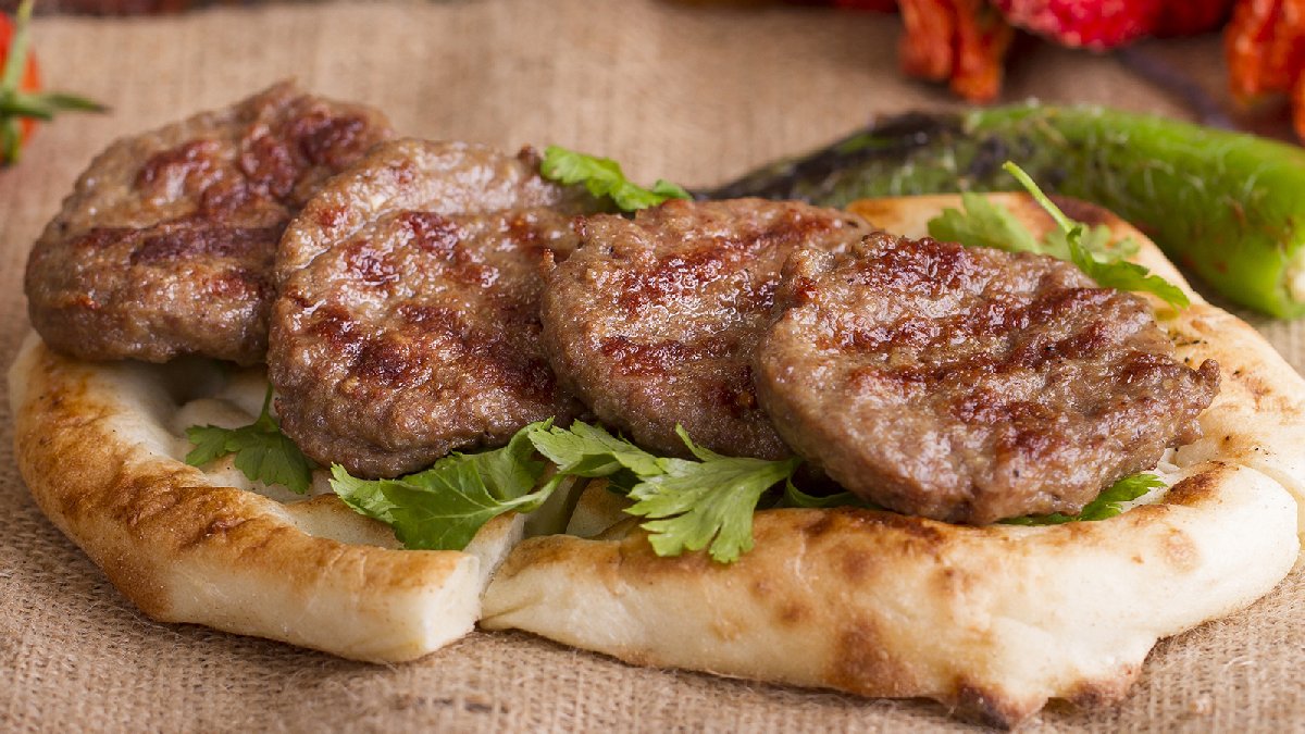 Köfteyi yıllardır yanlış yapıyormuşuz! Köfteyi pofidik yapıyor: 40 yıllık köfteci sırrını verdi!