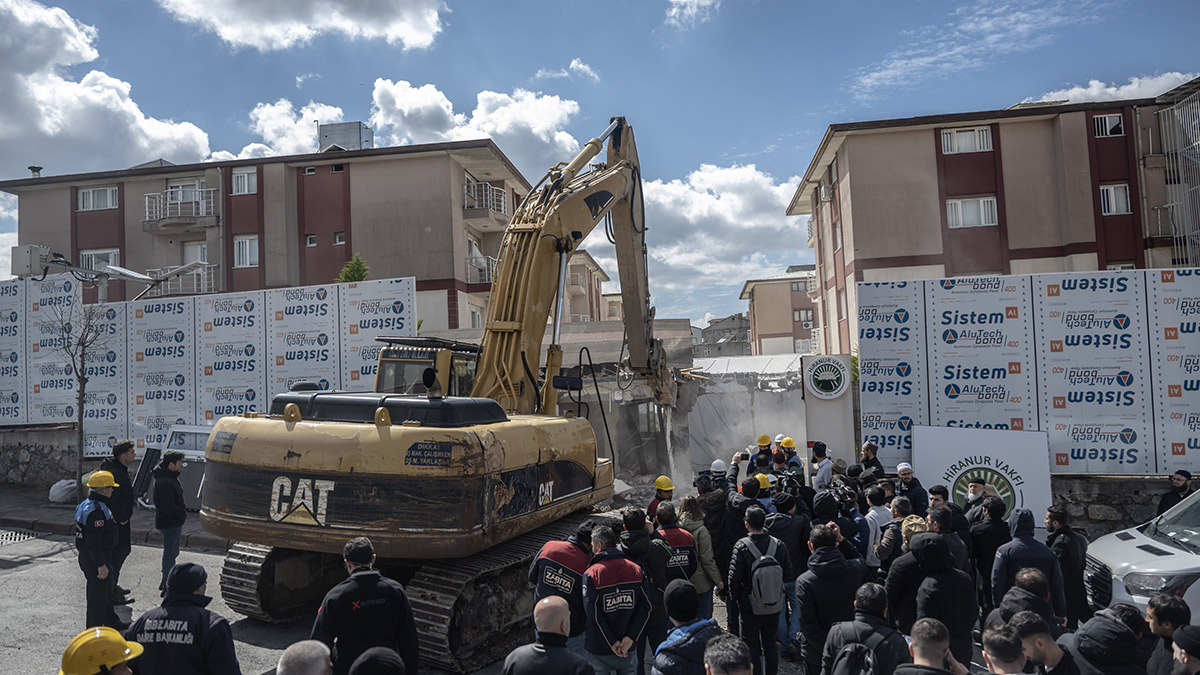 İBB, Hiranur Vakfı'nın kaçak binasını yıktı