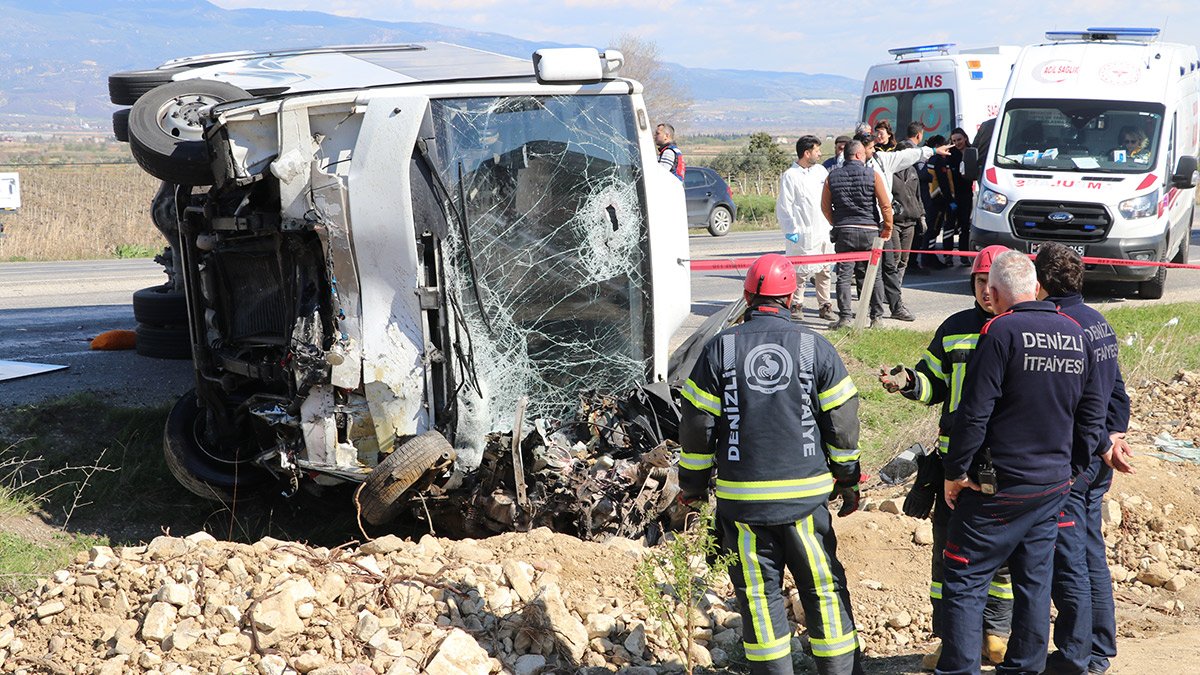 Tur midibüsü ile otomobil çarpıştı: 2 ölü, 23 yaralı