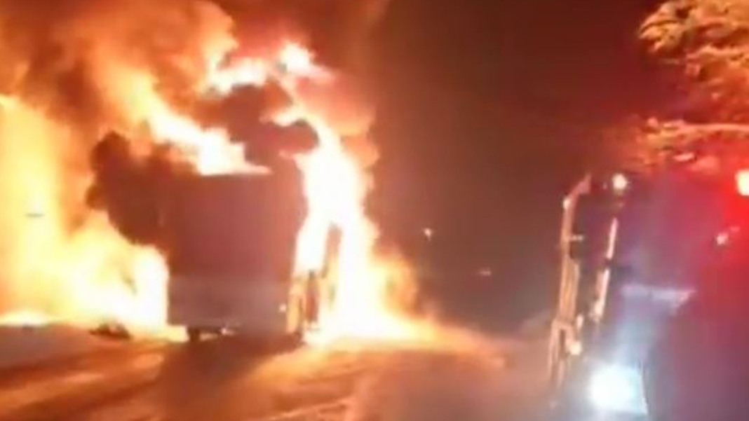 Trabzon’da polisleri taşıyan otobüs yandı