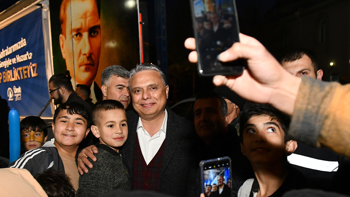 Çocuklar, Başkan Uysal’ın etrafını sardı