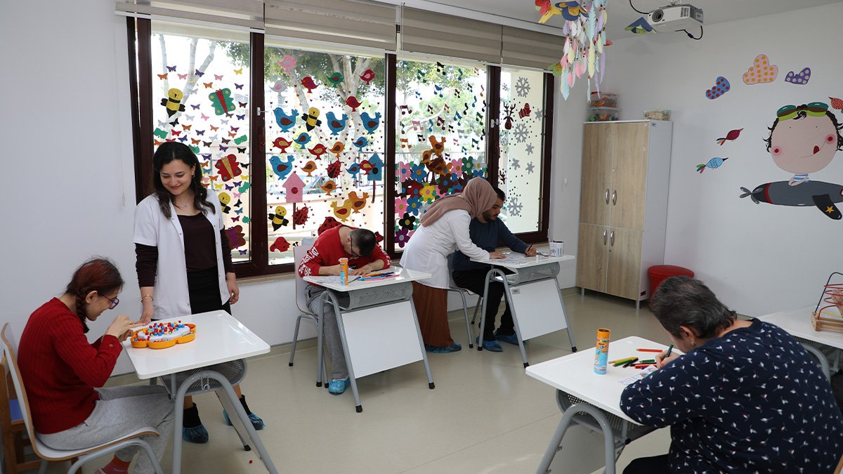 Depremzede özel bireyler Mola Evi’nde moral buluyor