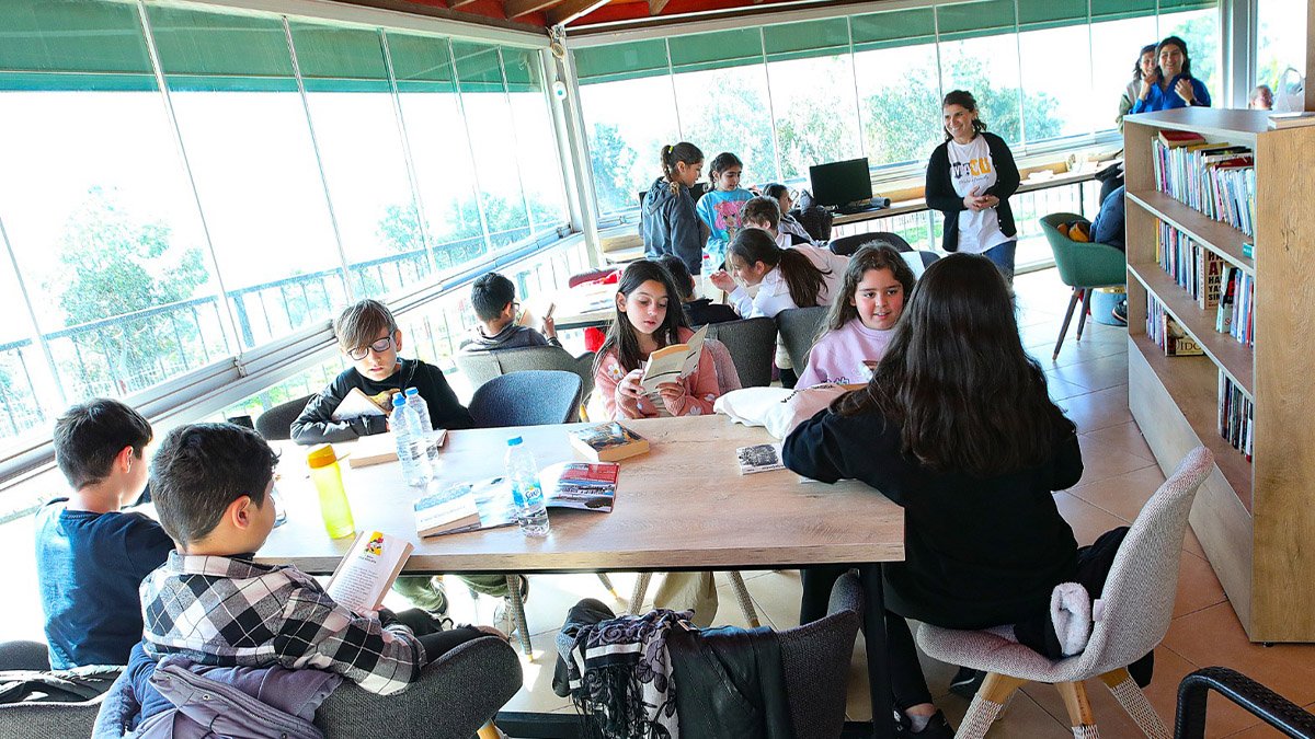 Bayraklı’nın kitap kafelerine öğrenci akını!