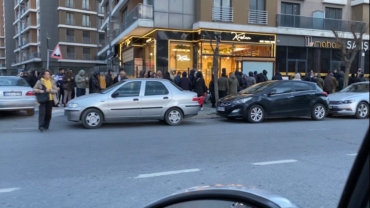 2023 Türkiye'sine bu görüntüler yakışmıyor: Sahurda ucuz et kuyruğu