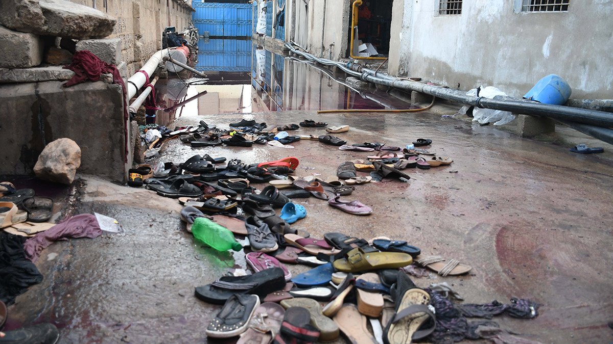 Pakistan'da Ramazan yardımında izdiham! Çok sayıda ölü var