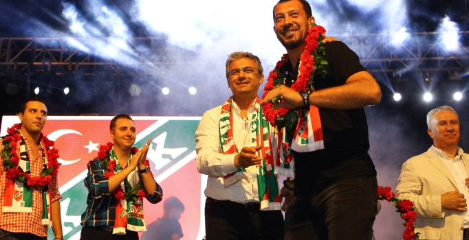 Ufuk Sarıca Karşıyaka ile 3 yıl daha