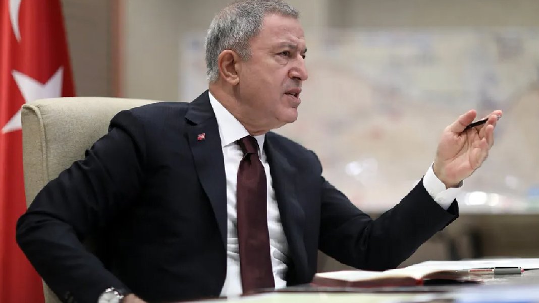 Bakan Akar'dan Kur'an-ı Kerim ve Türk bayrağına saldırıya tepki