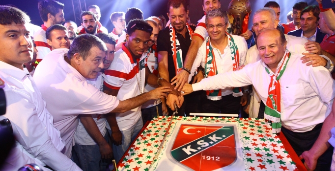 Pınar Karşıyaka şampiyonluğu kutladı