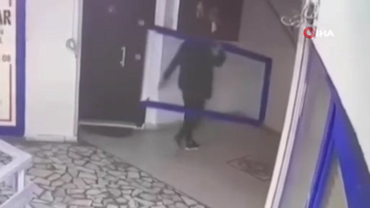 Akılalmaz olay! Pişkin hırsız ofisin kapısını çaldı ve...