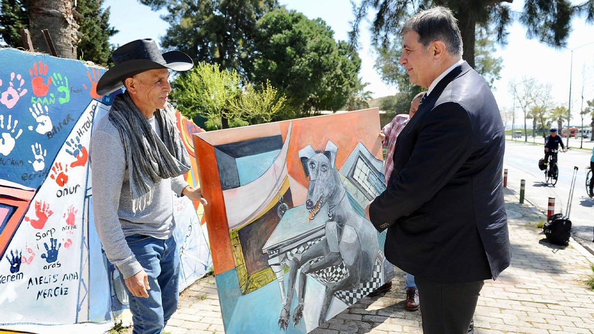 Meksikalı Roberto depremdeki izlenimlerini Karşıyaka'da resmetti