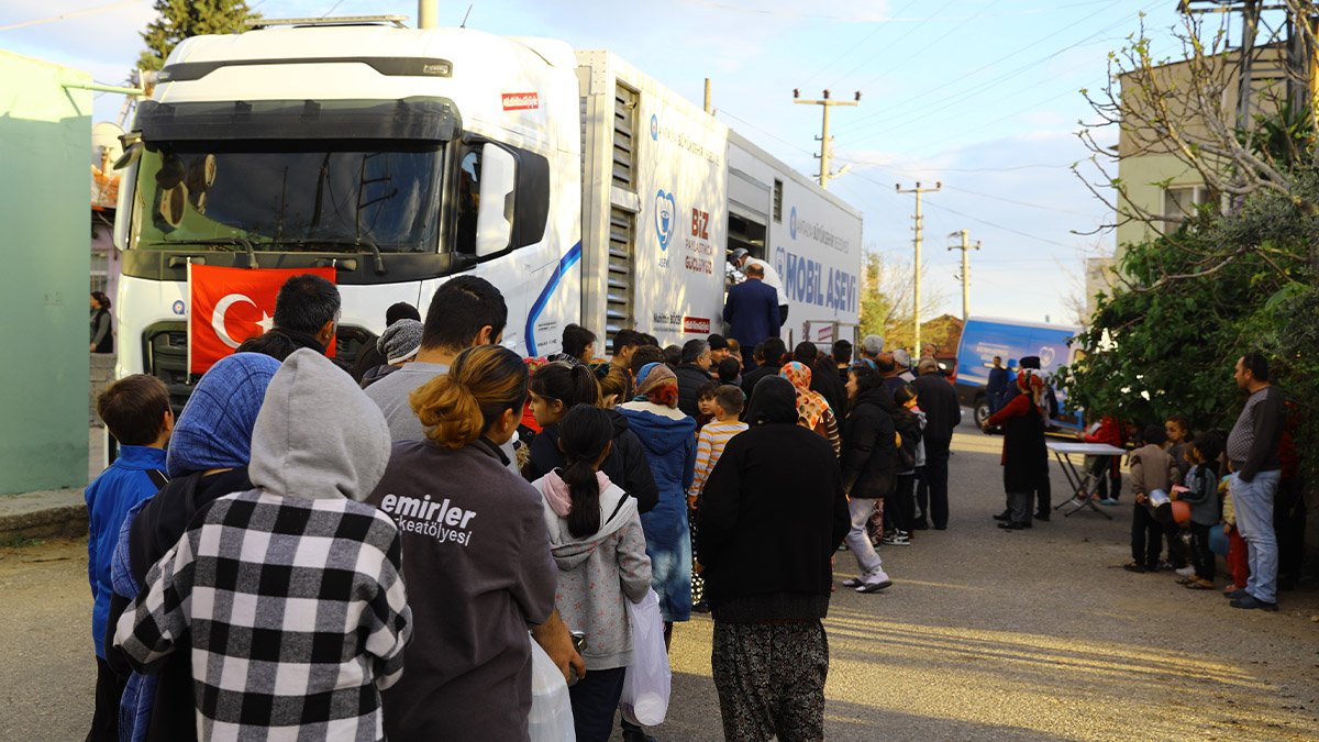 Antalya Büyükşehir Belediyesi Mobil Aşevi yemek ikramlarını sürdürüyor
