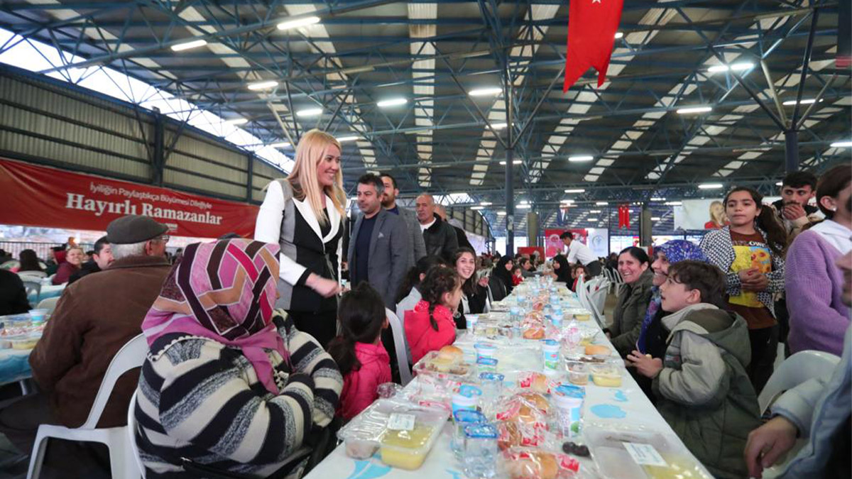 Ramazan'ın huzuru, paylaşmanın güzelliği Merkezefendi'de yaşanıyor
