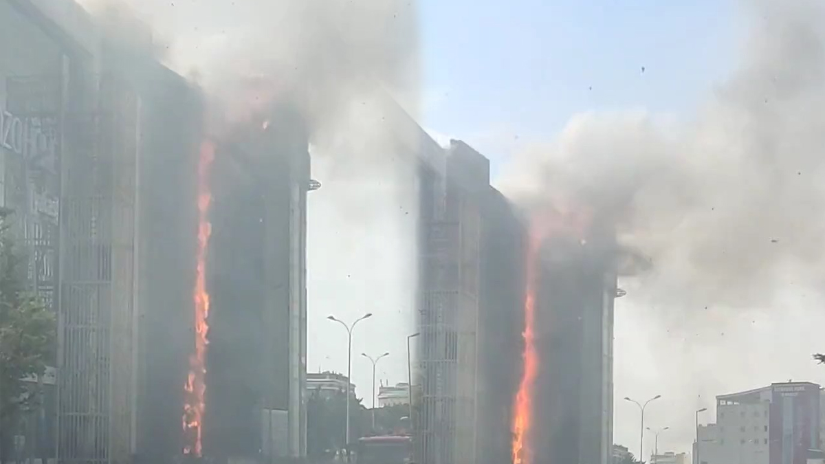 Beylikdüzü'nde yangın! Alevler tüm binayı sardı