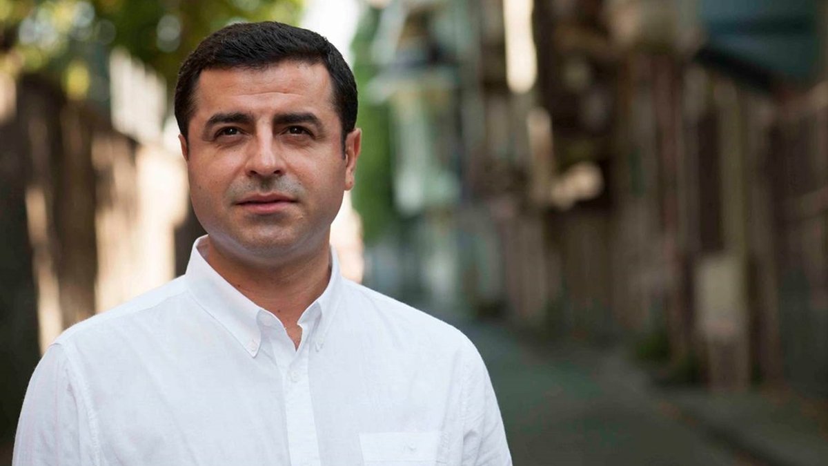 Demirtaş: Oy uğruna Kur’an-ı Kerim’i pazarlamaya çalışmak mı yoksa seccadeye yanlışlıkla basmak mı günah?