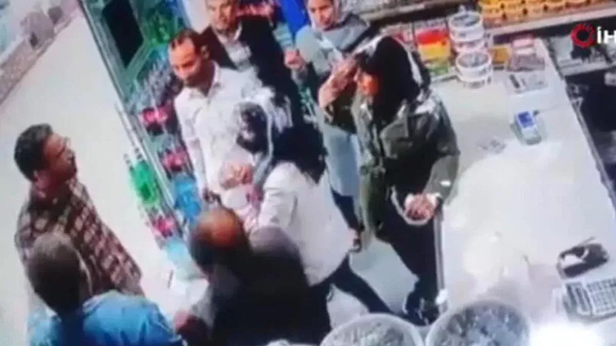 İran’da başörtüsüz iki kadına 'yoğurtlu' saldırı