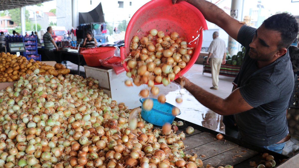 İstanbul'da 112 ürünün fiyatı arttı 33 ürünün düştü: Soğanın 'göz yaşartan' yükselişi