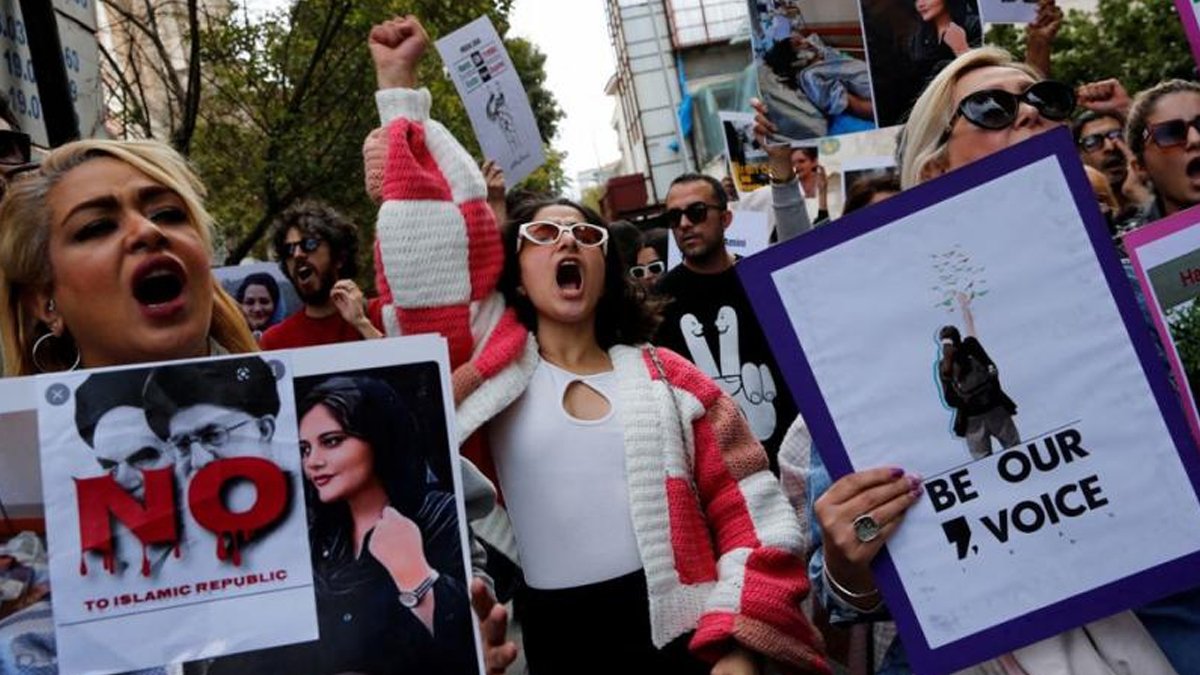 İran'dan başörtüsü kararı: Zorunluluğa uymayanlara okul yolu kapalı