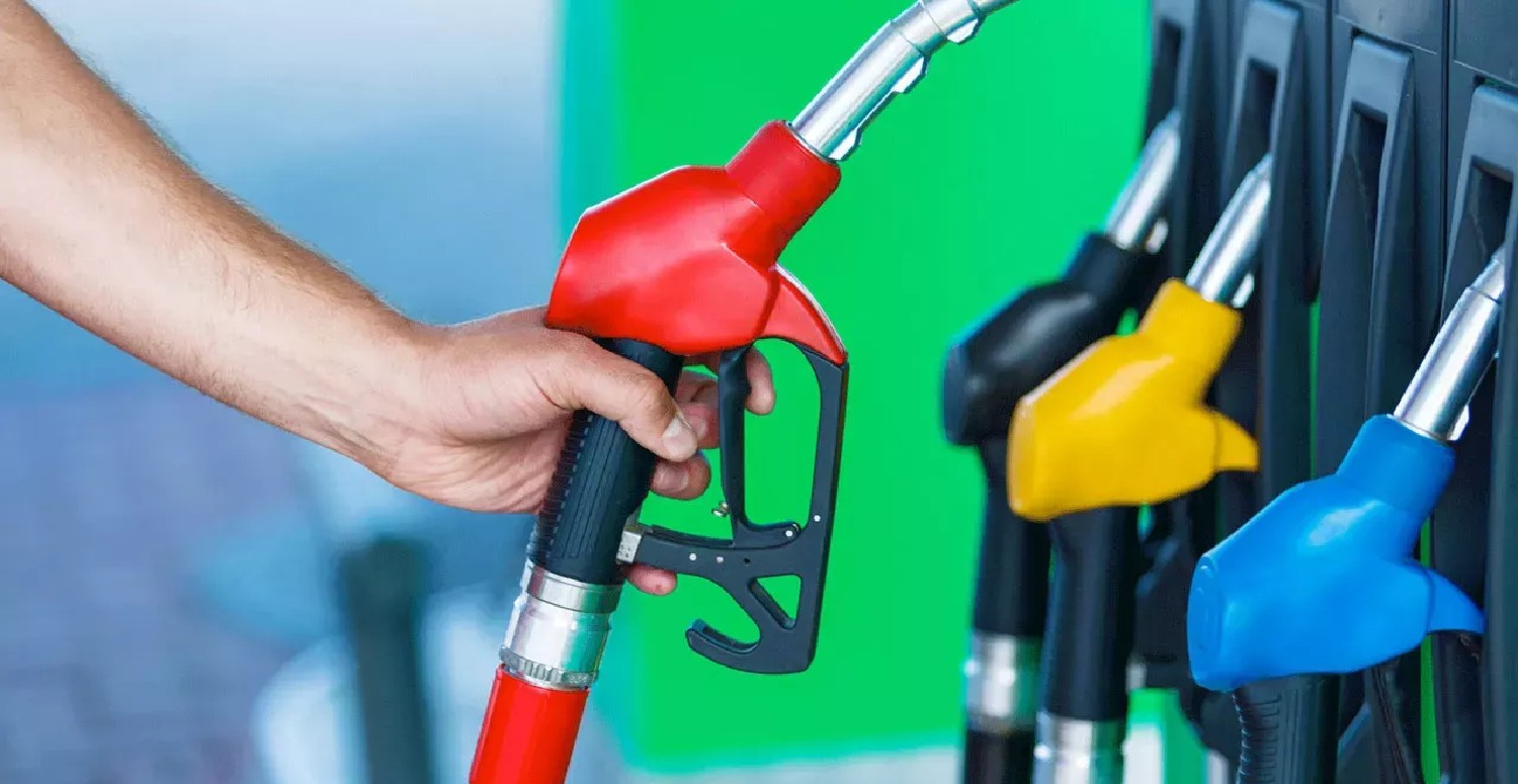 Aracına yakıt alacaklar dikkat! Akaryakıta dev indirim geliyor: O tarihte 2 TL birden düşecek!