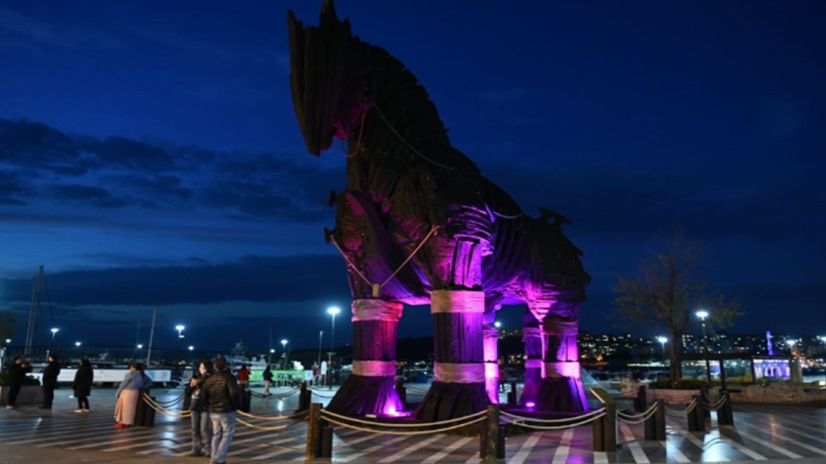 1-7 Nisan Kanser Haftası kapsamında Troia Atı, mor ışıkla aydınlatılıyor