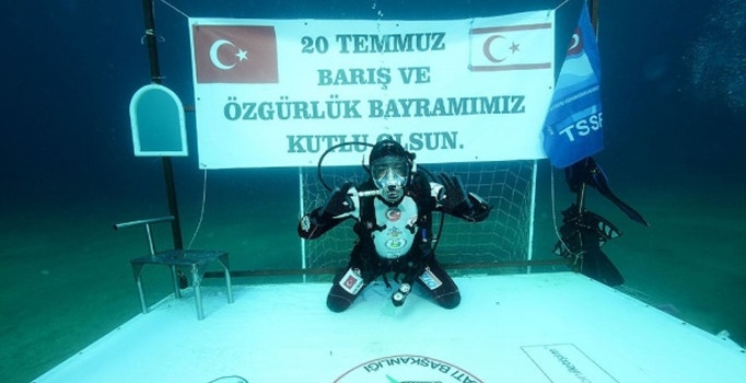 Eşi ‘Darbe girişimi oldu’ yazılı pankart açtı, Cem Karabay ise suyun altında en son haberi oldu