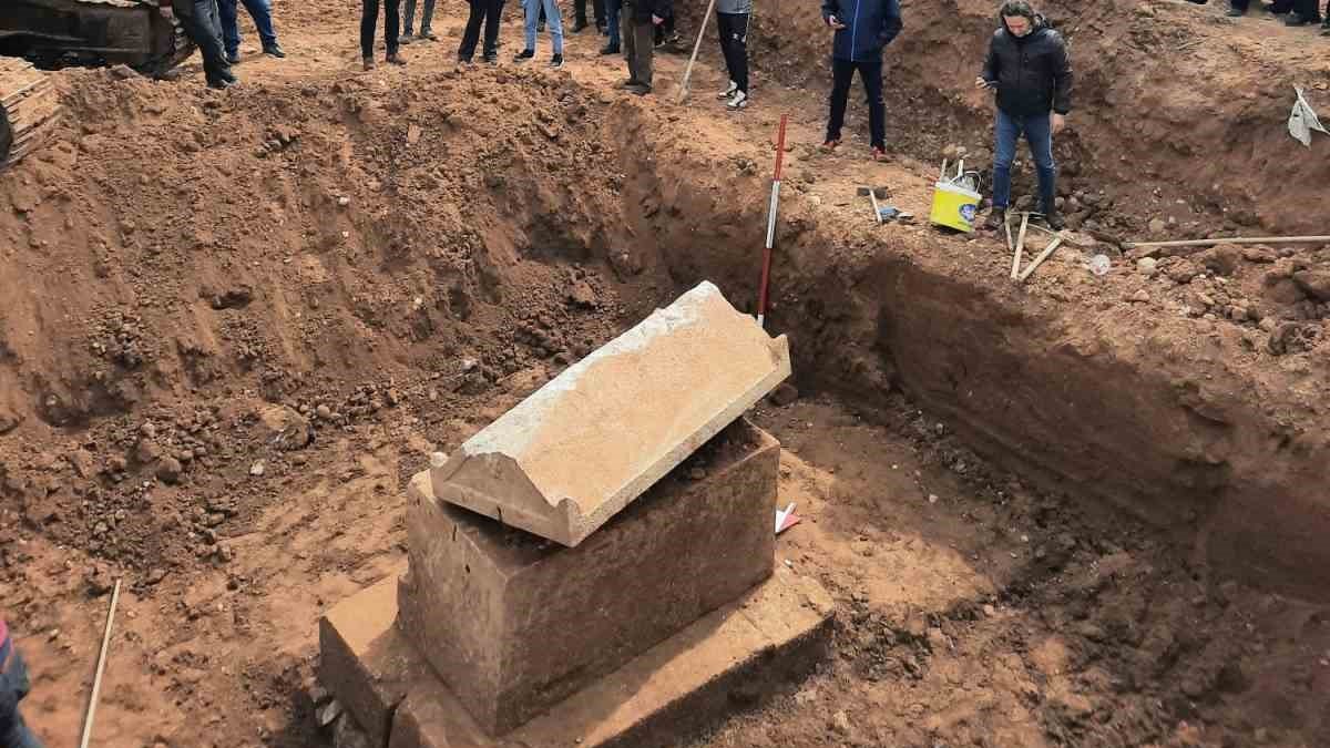 Roma dönemine ait lahit inşaat temeli kazısından çıktı