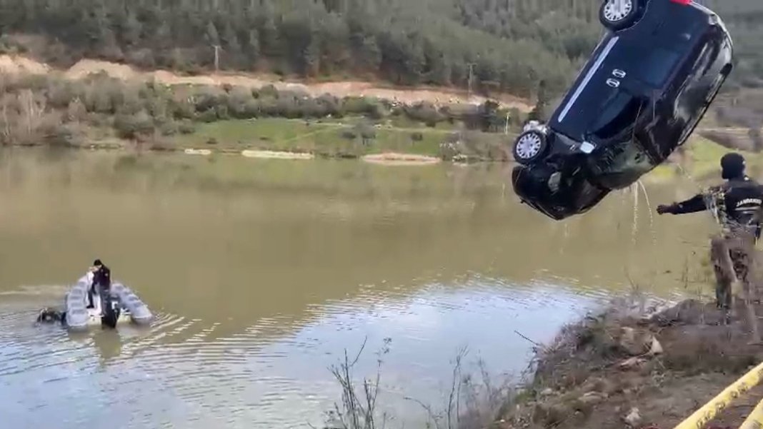 Yoldan çıkan araç gölete uçtu: 12 metre derinlikten acı haber