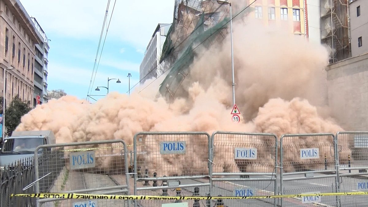 Karaköy'de 5 katlı bina çöktü