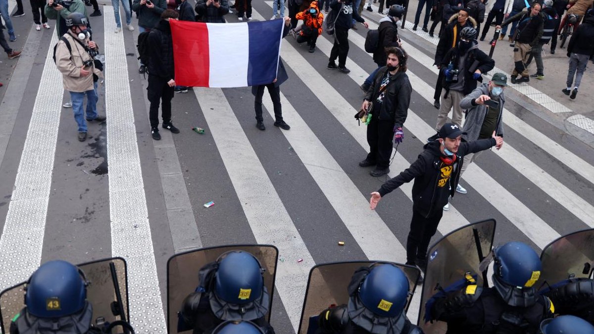 Fransızlar 11. kez sokağa iniyor