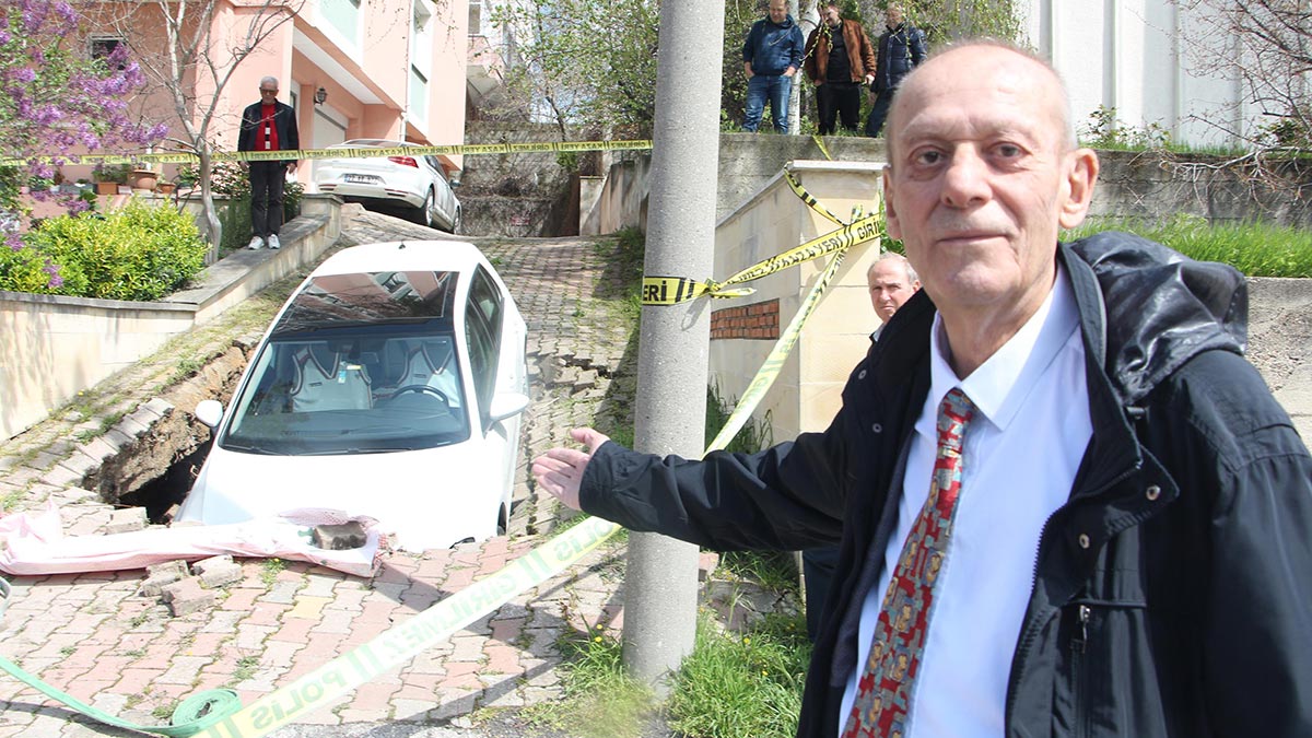 Otomobil çöken yolda oluşan çukura düştü