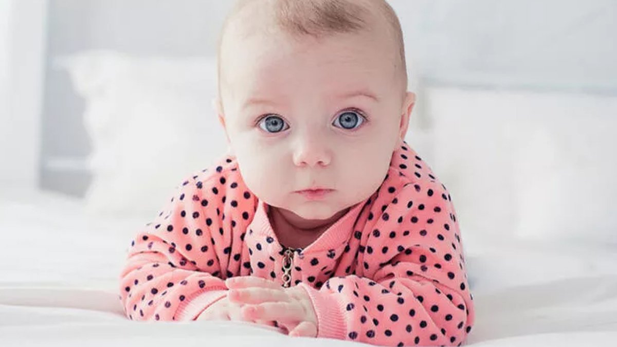 Yeni doğan bebek ne zaman görmeye başlar?