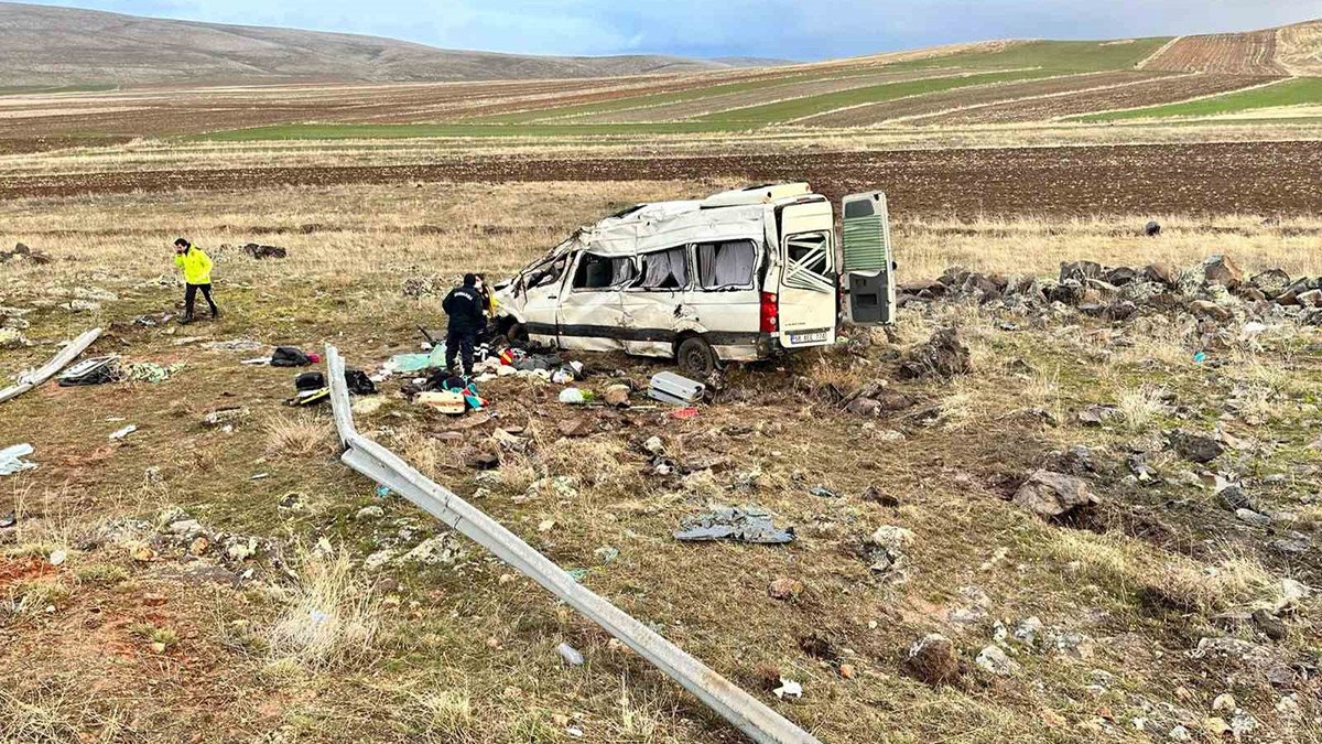 Kayseri'de yolcu minibüsü şarampole uçtu: 2 ölü, 7 yaralı