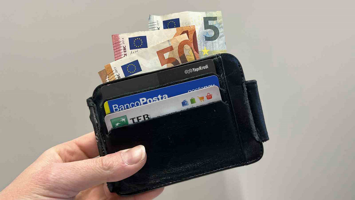 İlk iş gününde arkadaşlarını soyan adam kovuldu