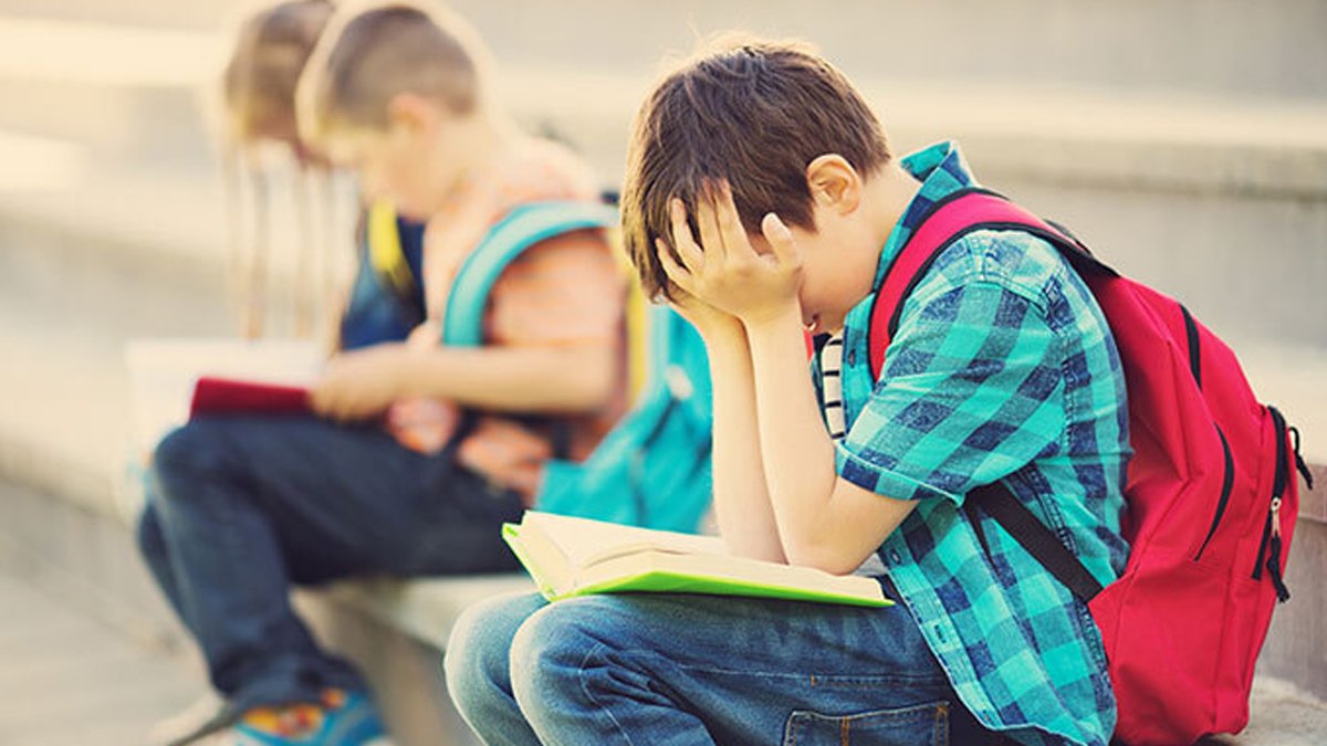 Okula gitmek istemeyen çocuğa nasıl davranmalı?