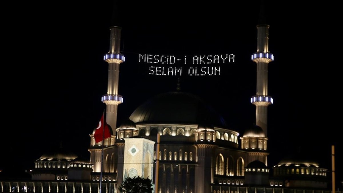 Taksim Camisi'nde 'Mescid-i Aksa'ya selam olsun' mahyası