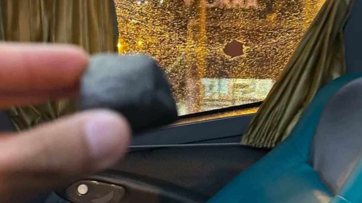 Arjantinli taraftarlar yanlışlıkla tuttukları takımın otobüsünü taşladı