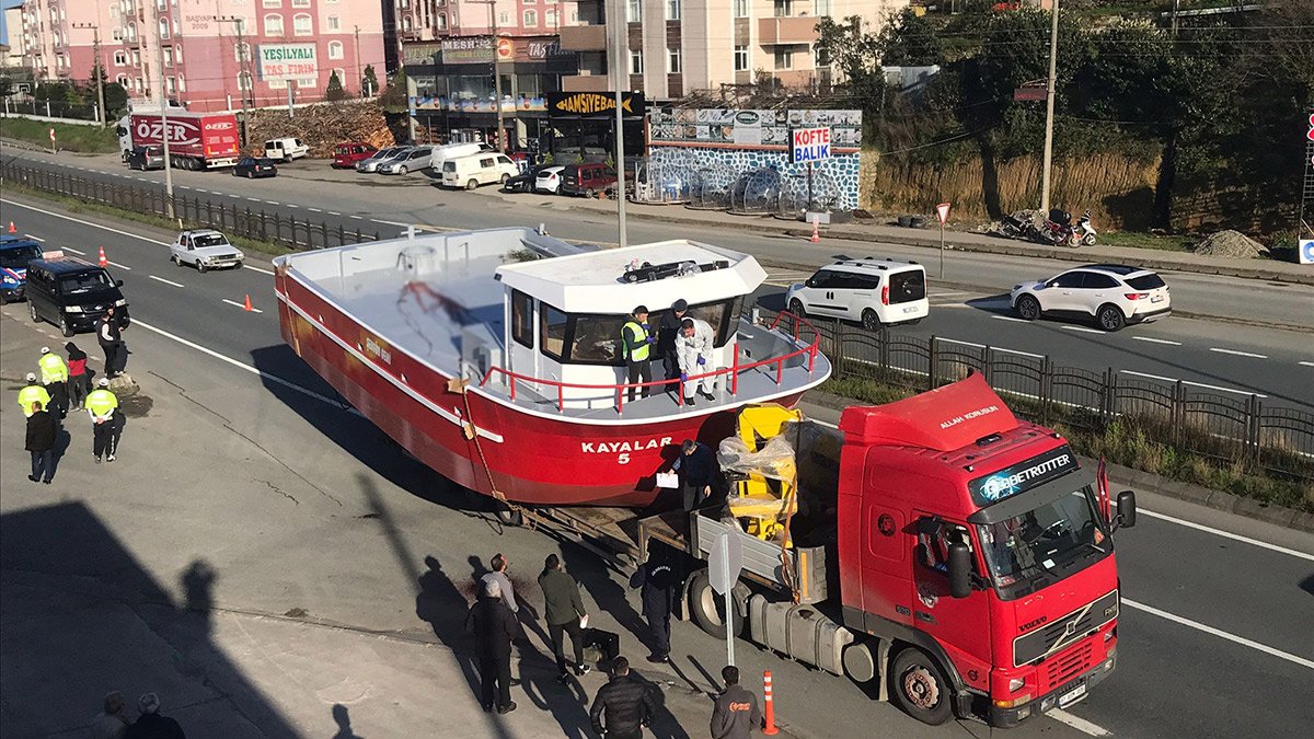 Tırla taşınan teknede feci ölüm! Başını üst geçide çarptı