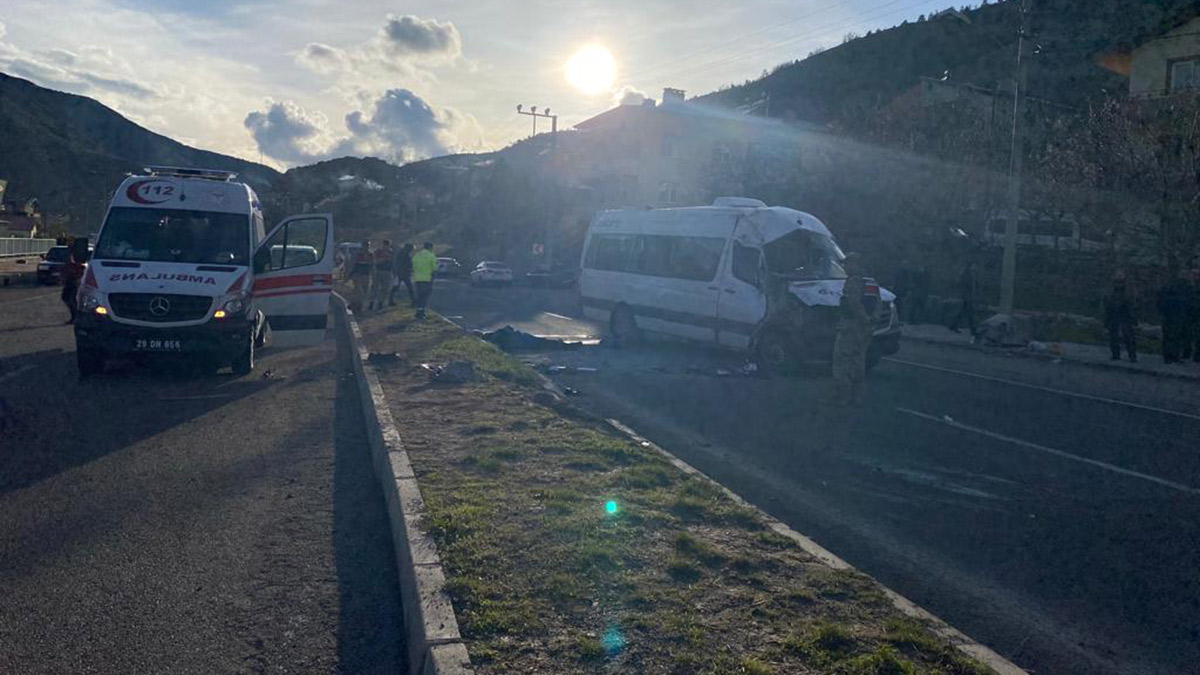 Gümüşhane'de işçi servisi kaza yaptı: Ölü ve yaralılar var