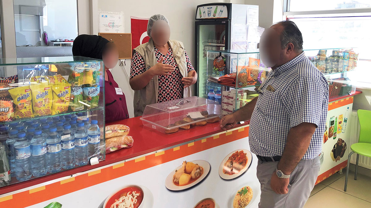 Kantinde yemek yemeyen öğrencilere öyle bir ceza verdiler ki! Veliler ayağa kalktı: Bu kadarına da pes artık!