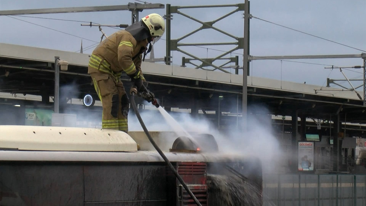 Kadıköy’de metrobüs yangını! Aniden alev aldı