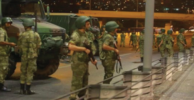 Boğaziçi Köprüsü'nde tankın içerisine sakladık diyen 22 er tekrar tutuklandı