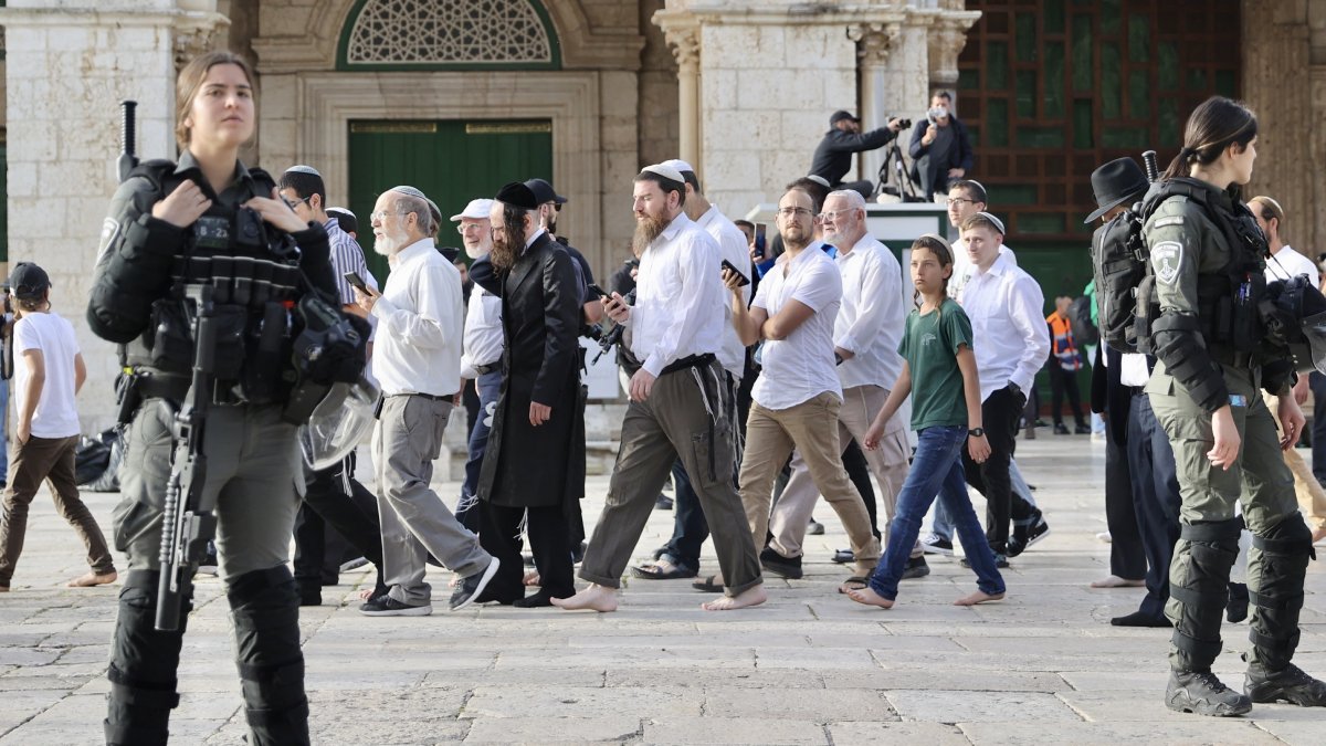 Polis eşliğinde baskın! Yahudi yerleşimciler Mescid-i Aksa’da