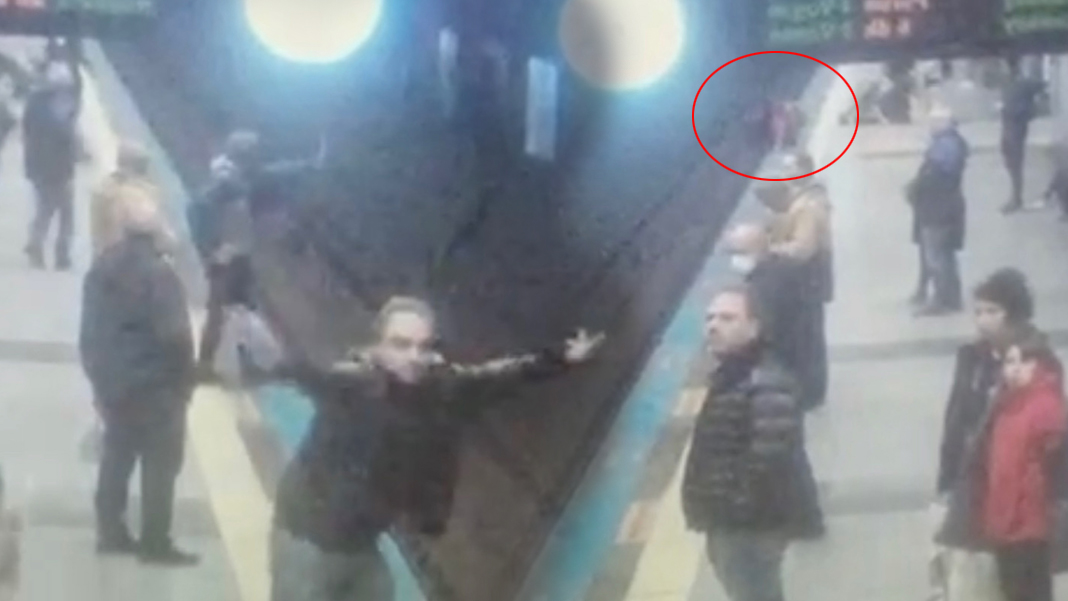 Üniversiteli genç kız metro raylarına atladı: Korku dolu dakikalar kamerada